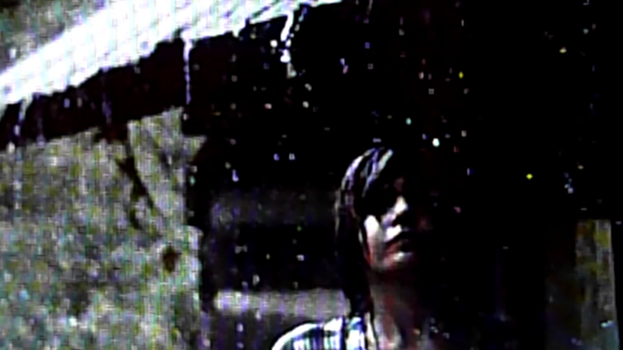 Почему улицам гуляет. А по тёмным улицам гуляет дождь. Барабанит дождь по крышам песня. Перебор барабанит на улице дождь.
