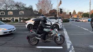 The driverless Waymo car frozen at intersection with dead traffic lights. 无人驾驶车“懵”了！