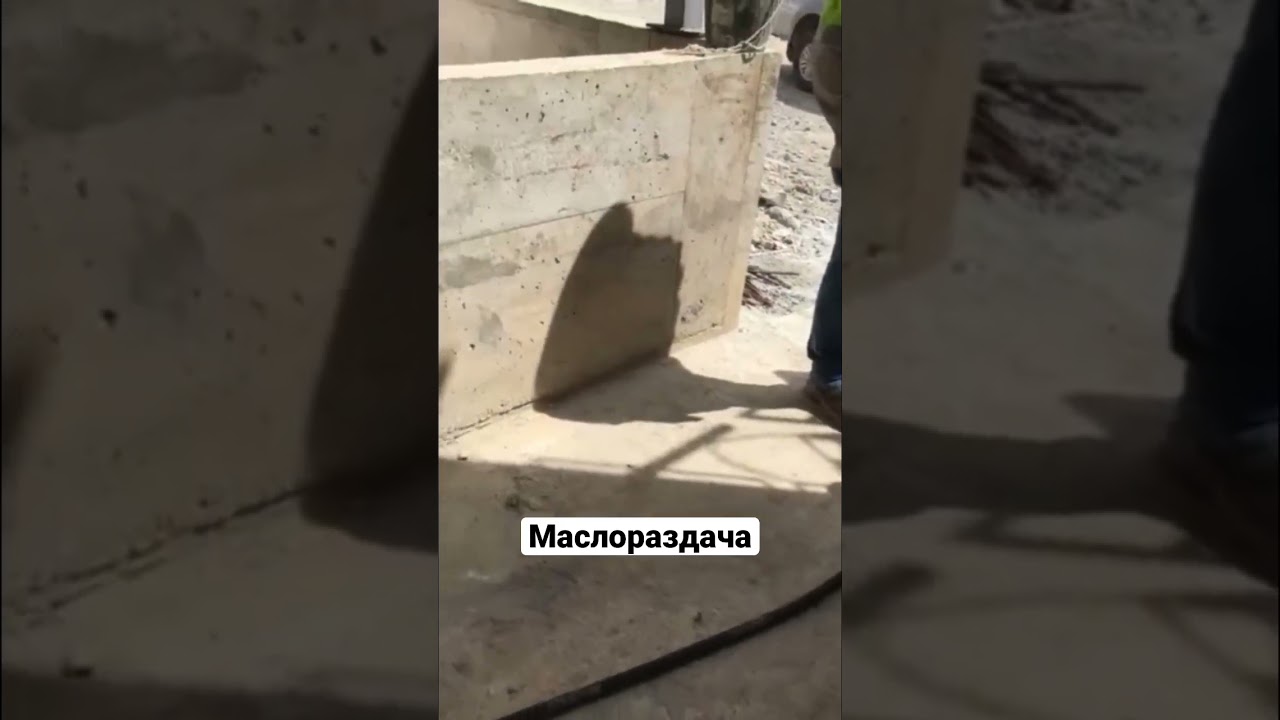 Процесс замены масла в карьерном самосвале 