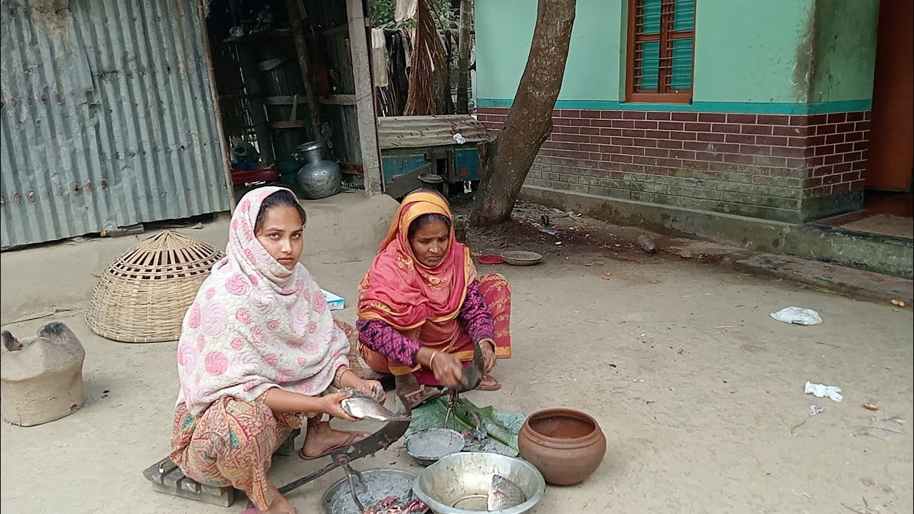 কি সুন্দর দৃশ্য তাই না উঠানে বশে বৌ শাশুড়ি মিলে ছাই এর সাহায্যে মাছ কাটছি