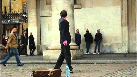 London street entertainer part 1/3 - 5 ball juggling?!
