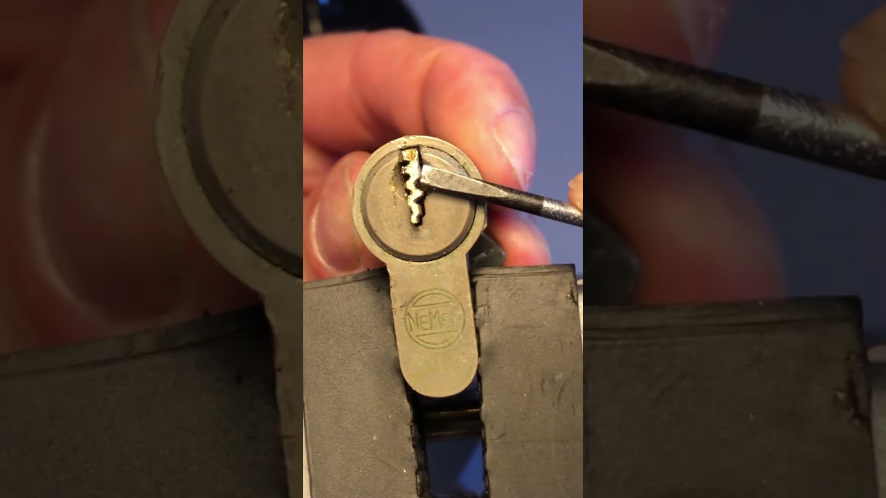 Alleen als een afgebroken sleutel verticaal staat, kan deze er uit