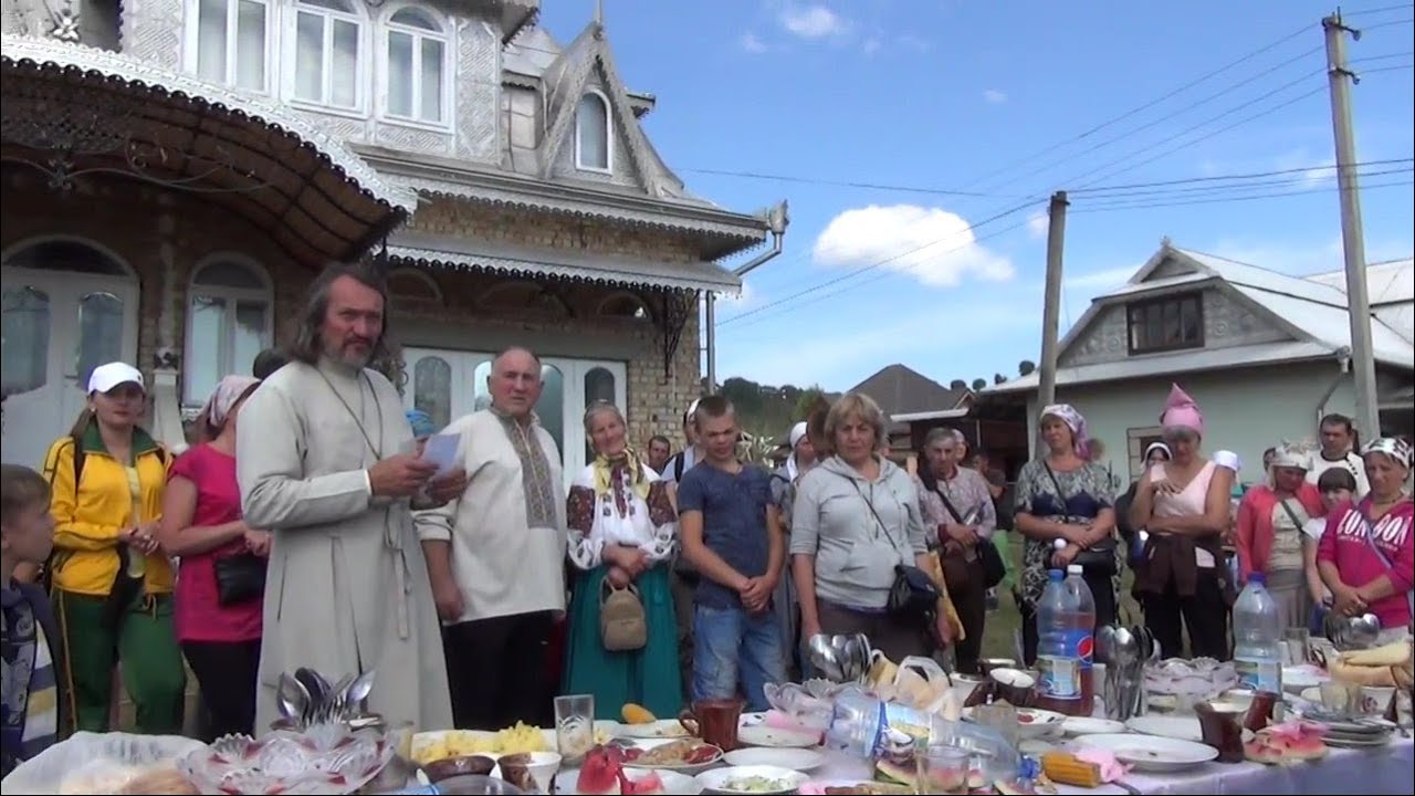 Брустури. Місцеві мешканці приймають прочан, котрі йдуть до Зарваниці