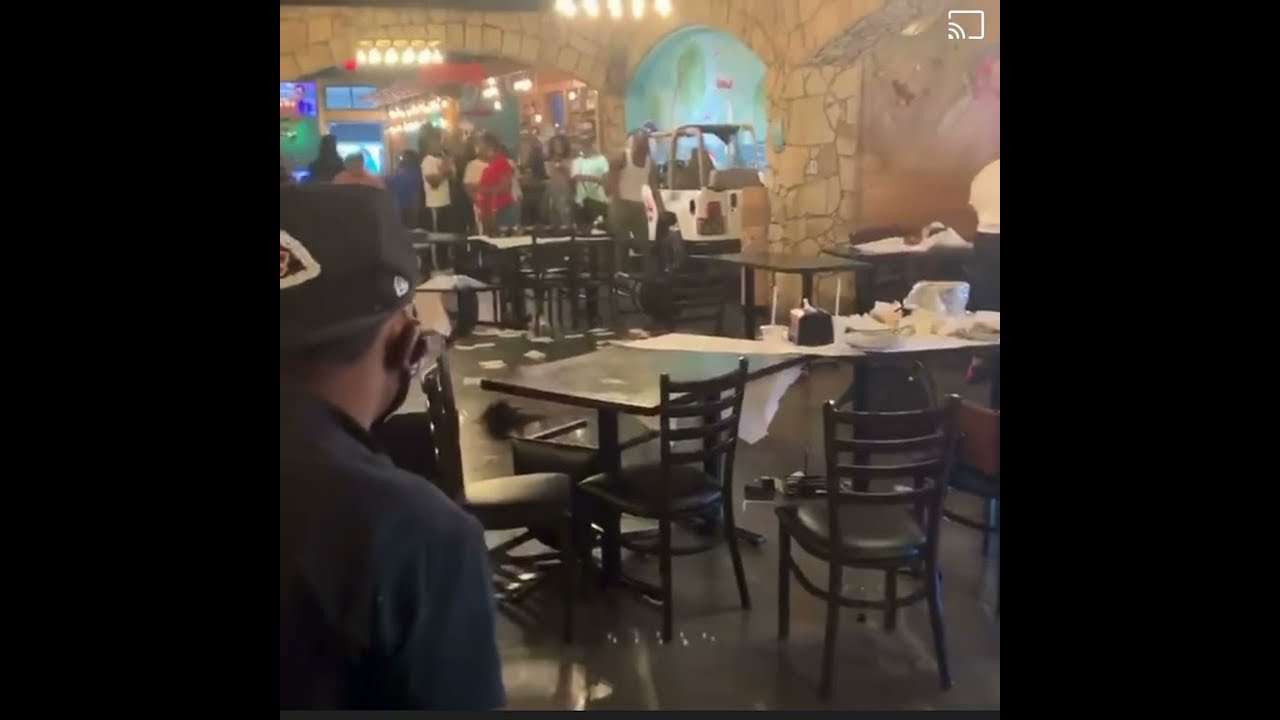🚨RESTAURANT BRAWL🚨 AT THE KICKIN CRAB IN JACKSON, MISSISSIPPI YouTube