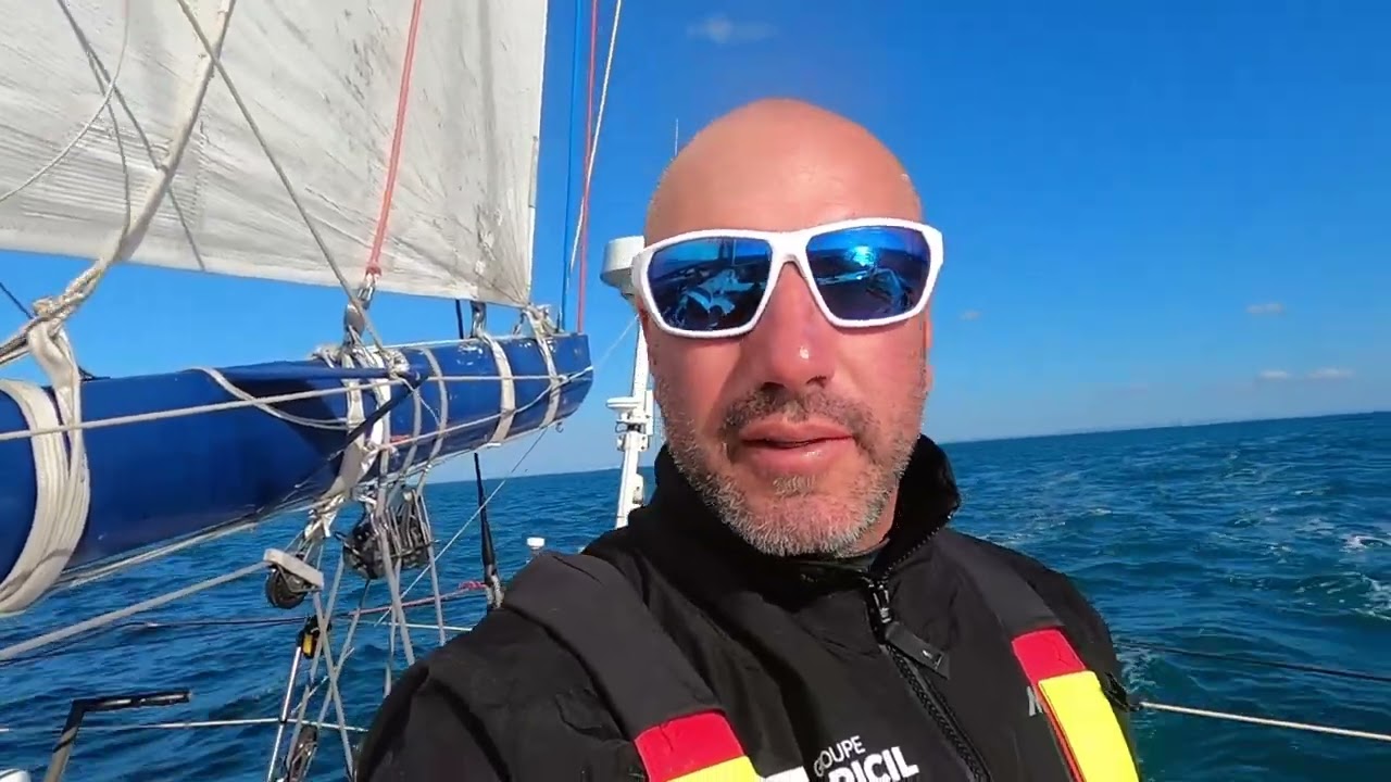 La folle histoire de mon trimaran : convoyage - chantier - Route Du Rhum 2026 !