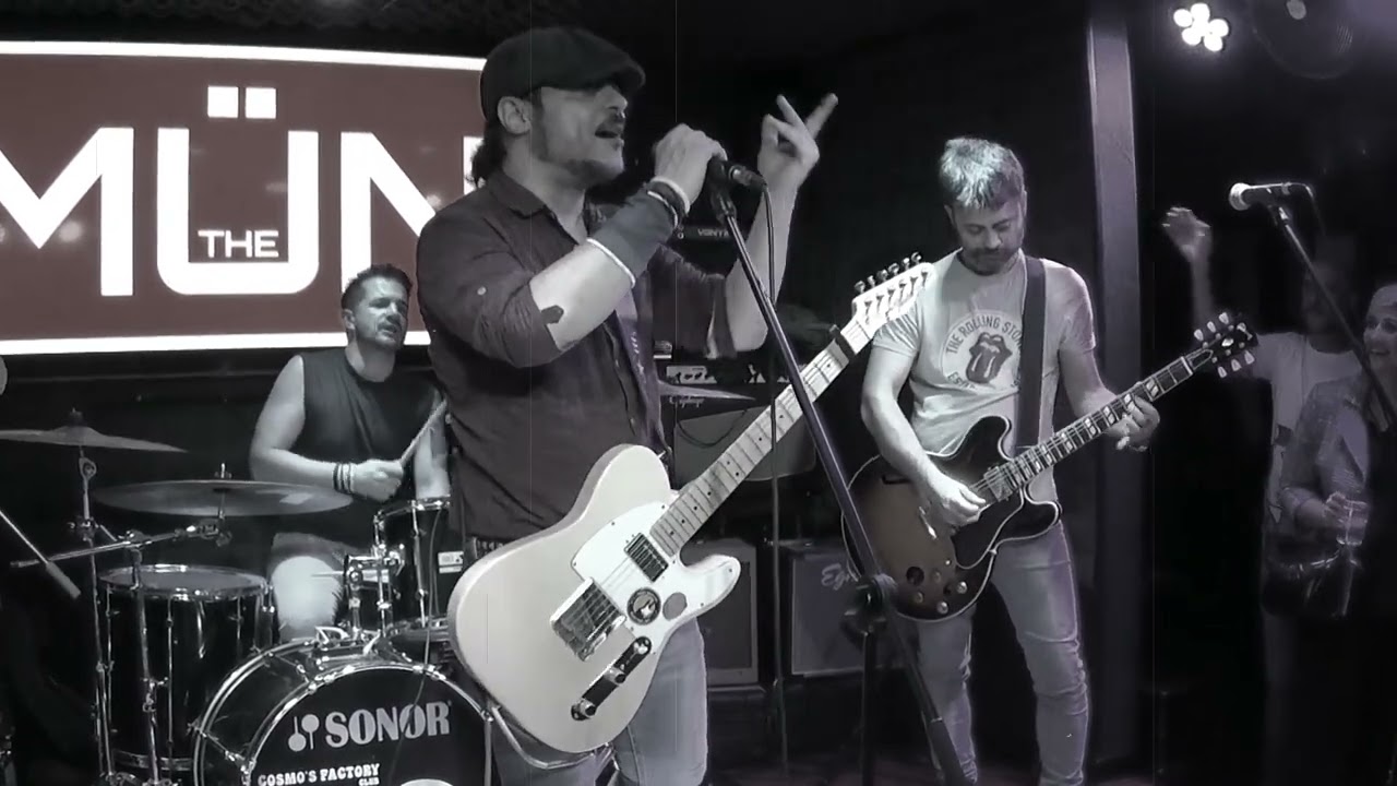 Watch " Si te vas " cover de Extremoduro por The Mün en directo en Cosmo´s Factory Club . on YouTube Watch " Si te vas " cover de Extremoduro por The Mün en directo en Cosmo´s Factory Club . on YouTube