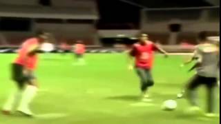 Neymar met un petit pont à Thiago Silva et se prend une balayette