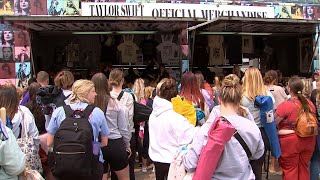 Hundreds of Taylor Swift fans flock to the North Shore to buy merchandise