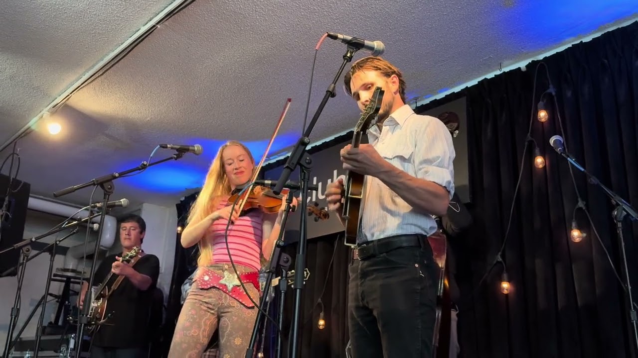 Бронвин Кейт-Хайнс - Knockin' On Your Door