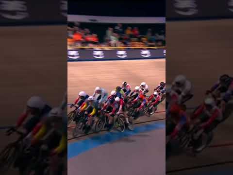 Plus de la moitié du peloton à terre ! #UCITCL #trackcycling
