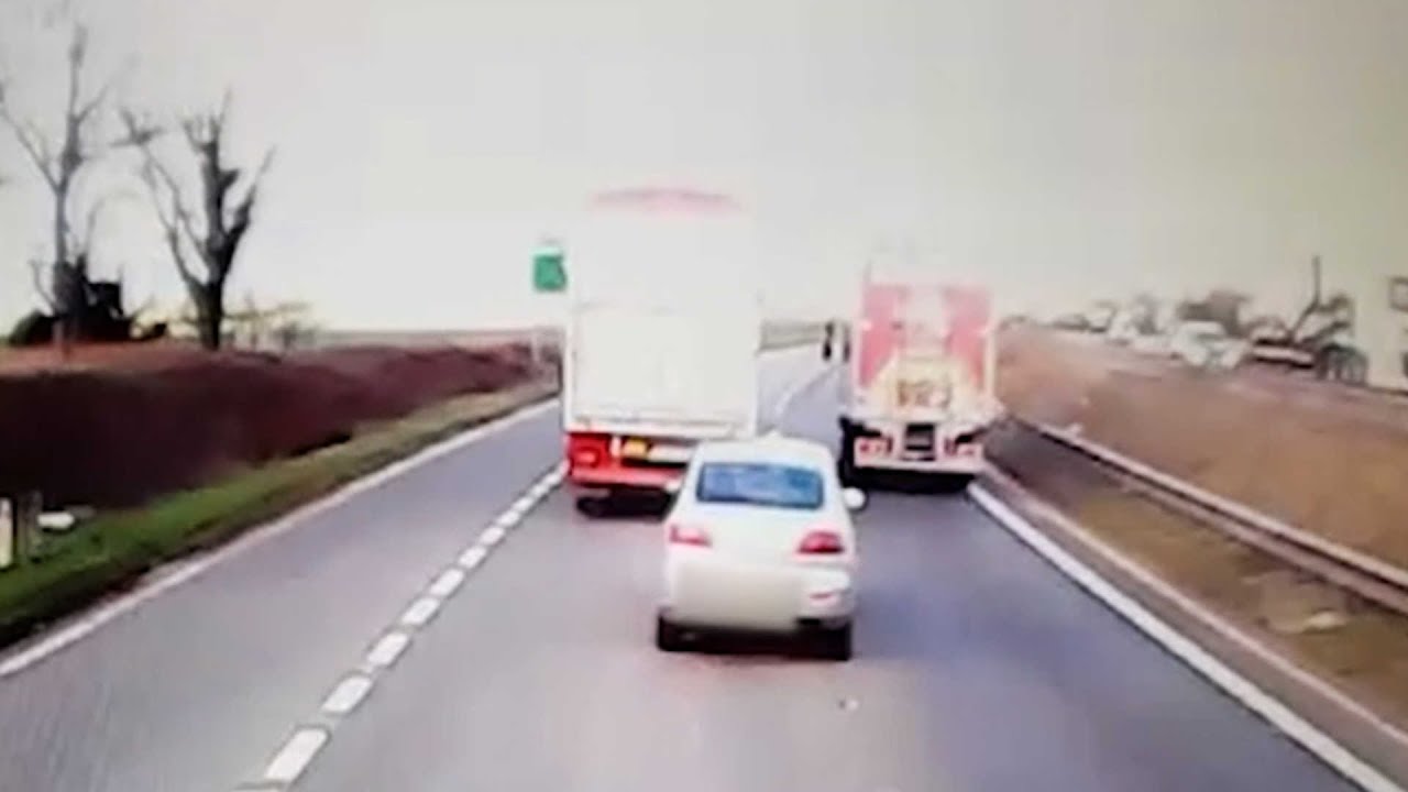 Impatient Driver Attempts To Pass HGV's - YouTube