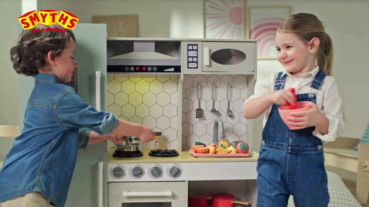 La  cuisine en bois Kitchen Corner Deluxe est chez Smyths Toys