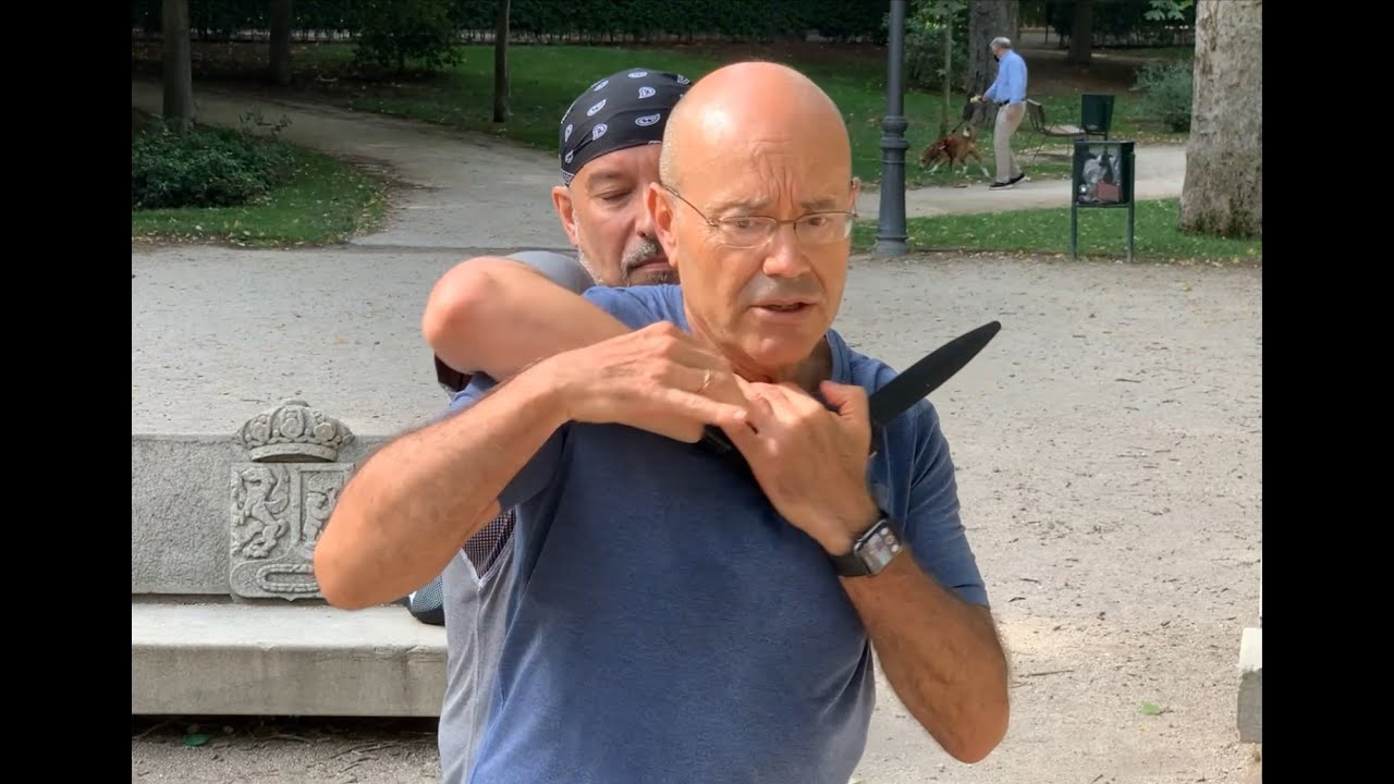 D.16 - Ataque con cuchillo por la espalda