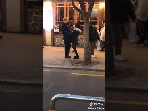 فتاه روسيه تجربة اجتماعيه في كوريا احتضنني