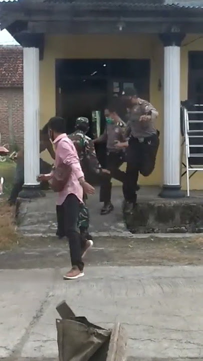 Pak Polisi Sama Pak TNI Nangkap Orang Gila Malah Ngamuk Ngamuk Orang Gila Nya