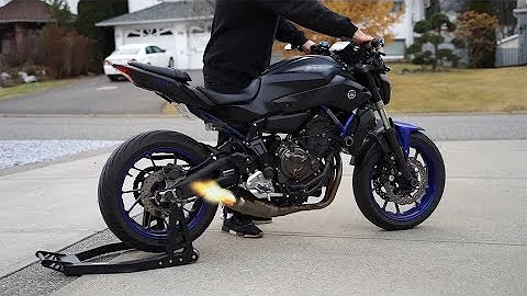 Yamaha MT-07 Akrapovic Cold start / Revs / Fly by (LOUD)