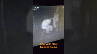👊🏼💥Haunted house Actor gets Hit👊🏼💥#chainsawman #hauntedhouse #halloween2023 #fight #actor #haunted
