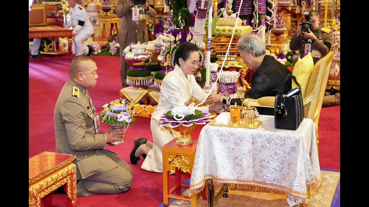 อดีตคณบดีคณะพยาบาลศาสตร์ มช. ถวายฝ้ายมงคลผูกข้อพระกร พิธีทูลพระขวัญ มหามงคลเฉลิมพระชนมพรรษา 70 พรรษา