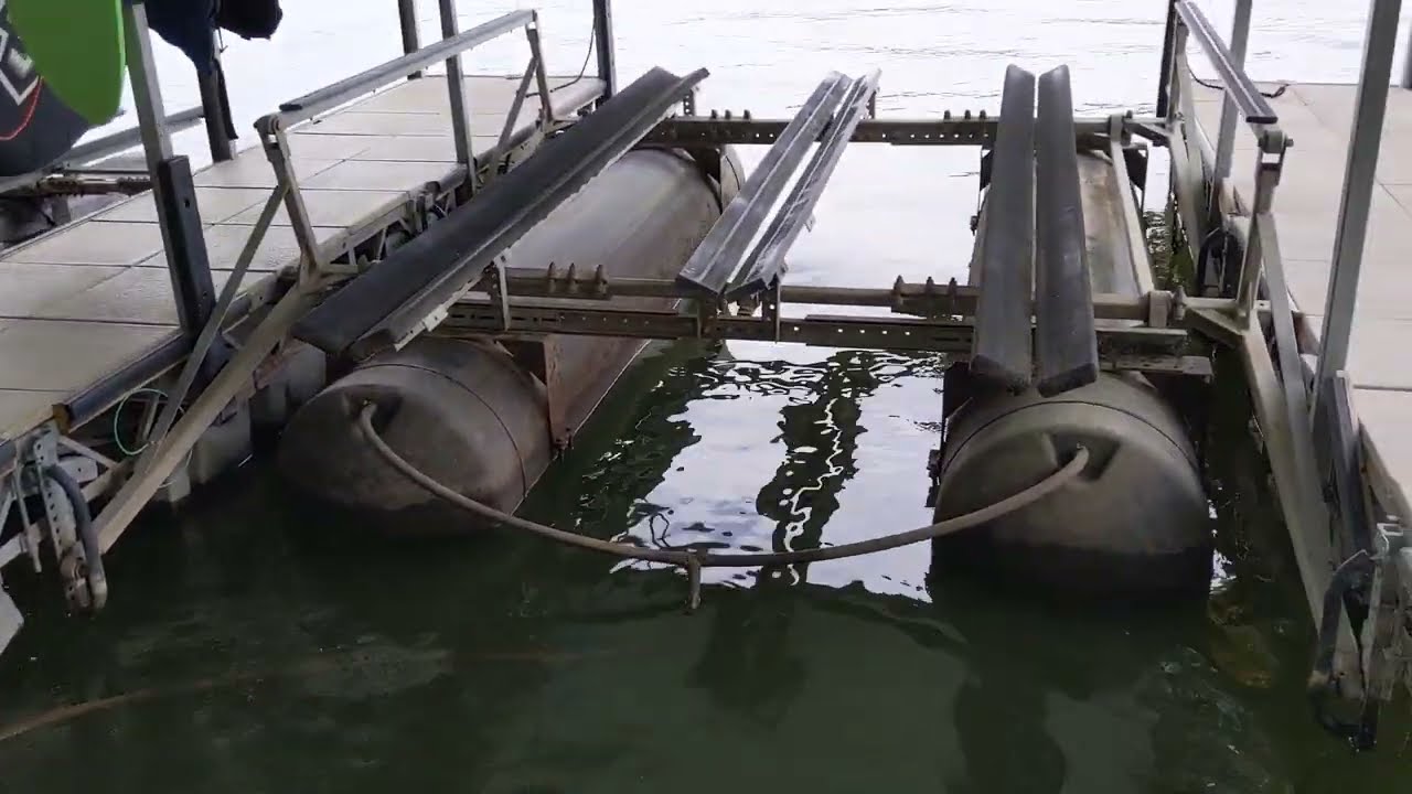 DockRealty.com - DLS# 45578     6,000# Poly Lift