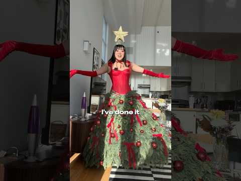 Turning myself into a CHRISTMAS TREE. (OMG)
