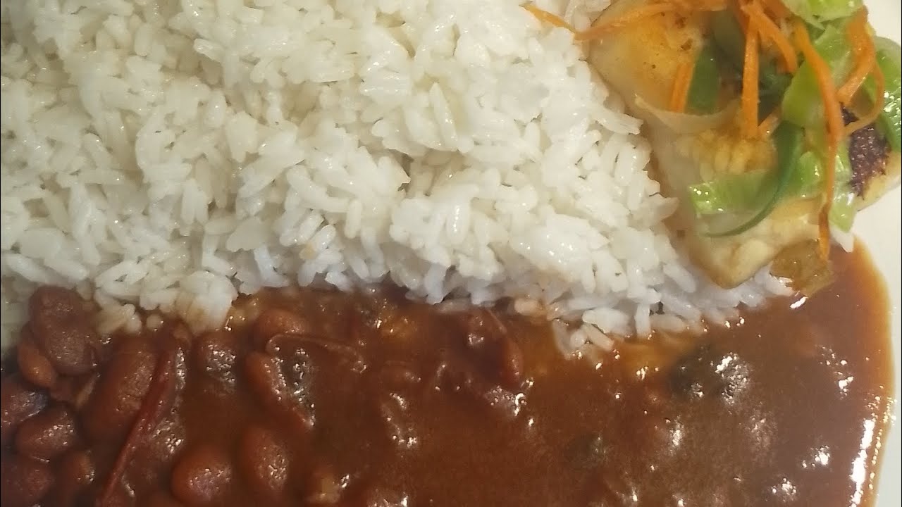 Arroz branco com feijão peixe pescada