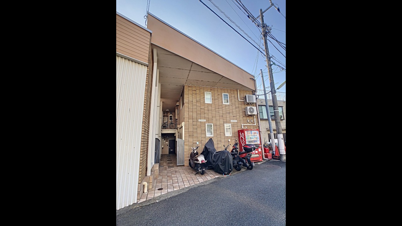 シオン上祖師谷 ～１LDK　メゾネットタイプ♪１階も２階も一面窓で明るいお部屋です♪飾り収納棚などオシャレに片づけできます♪