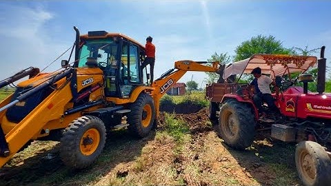 JCB 3dx Backhoe Loading Mud in Mahindra yuvo tractor JCB 3dx JCB 3dx Backhoe khudai #jcb#jcb3dx
