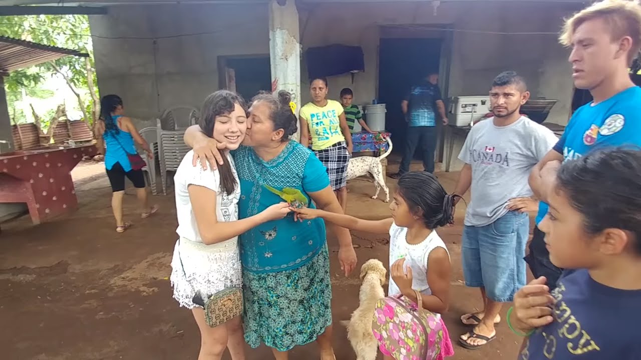 Llegamos a casa de la cumpleañera a comer jocotes y papaturros. Cumpleaños de la niña Kuaky. Parte 2