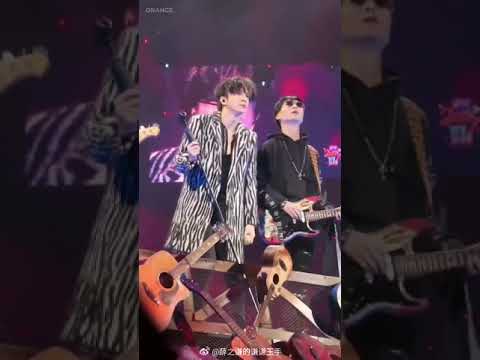 薛之谦 2019江苏卫视跨年演唱会《违背的青春》高清饭拍片段~老薛真的是魅力四射阿~😍