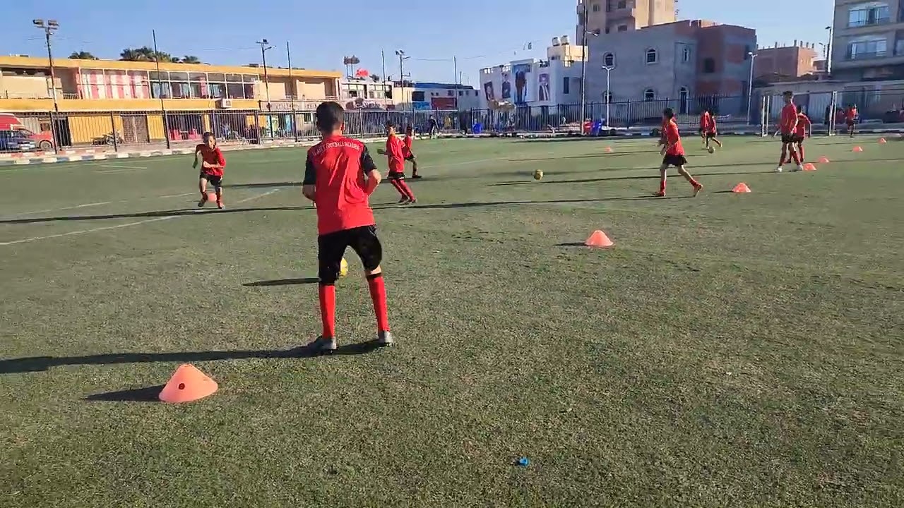 التدريب على مهارة التمرير بشكل مركب ينفذون اكاديميه النادي الأهلي المصري بقيادة كابتن وائل الدمرداش