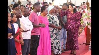 Bishop Rose Mgetta Akiwaombea Wageni Waliofika Mara Ya Kwanza Mlima Wa Moto Mikocheni B