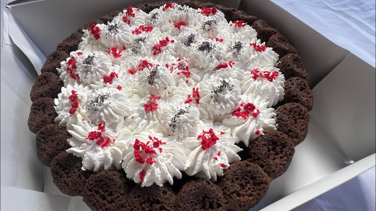 حمقات الكليانةوضيافها 😋 كيكة بشكلاط والكريمةكتجي  مسقية ومعلكة ضروري تجرّبوها وردو عليا مع ذكر تمن  