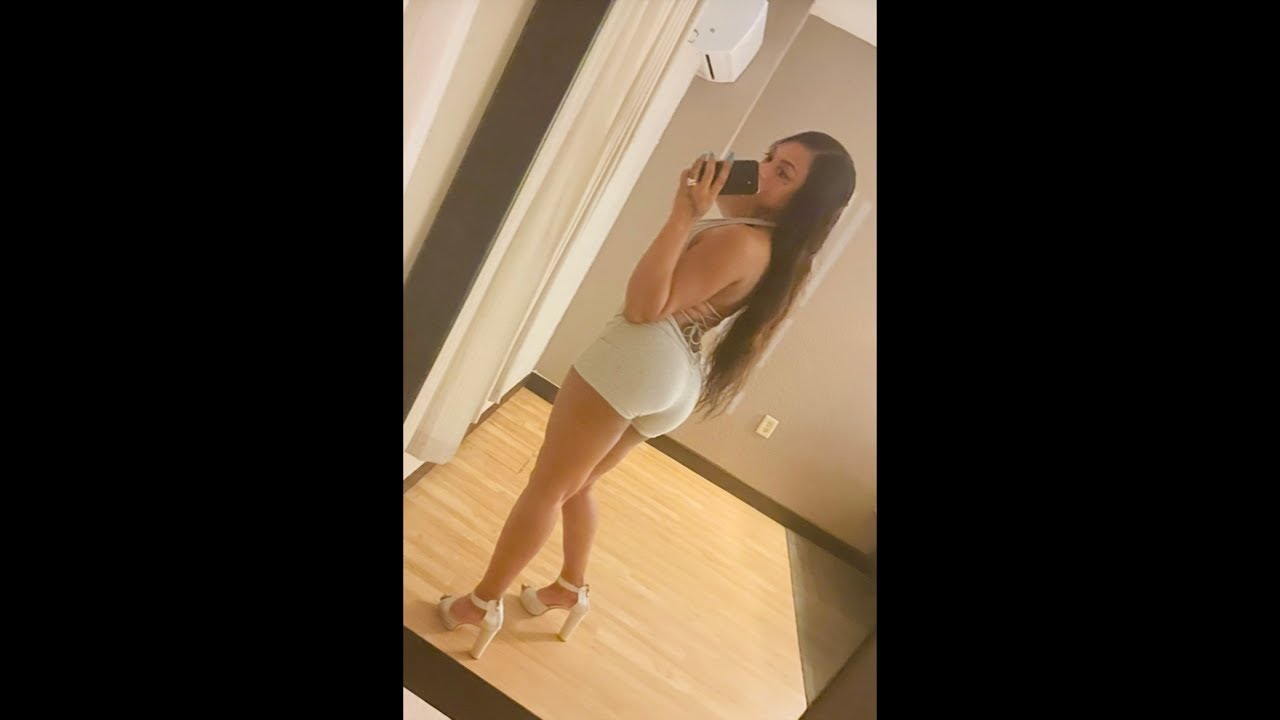 Meet Honee is live! “TGIF !! (GRWM)Stay on ya happy ..Grams! ”👵🏽✌🏽🤣Bihs ain’t talkn about nun🤪”!