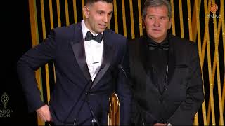 Thumbnail for El Dibu fue abucheado por el público francés mientras recibía su premio: Drogba pidió RESPETO