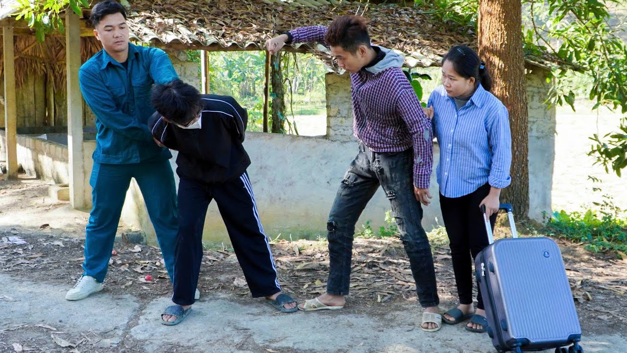 Single mother fights bravely to protect important suitcase