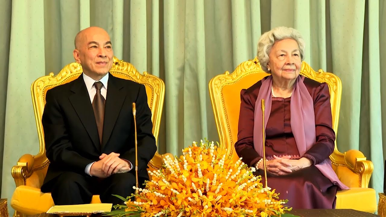 King Norodom Sihamoni and Queen Mother allowed the Cambodians Duke Club to visit in the Royal Palace