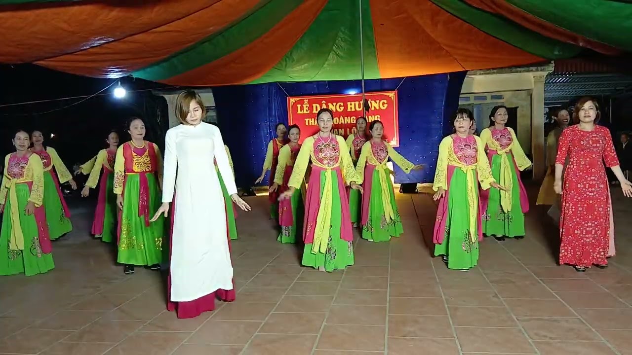 Trẩy hội xuân Hoa Chiều Tím thể hiện. 