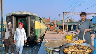 🇵🇰 Железнодорожный вокзал Лахора — пешеходная экскурсия в 4K и субтитры с дополнительной информацией