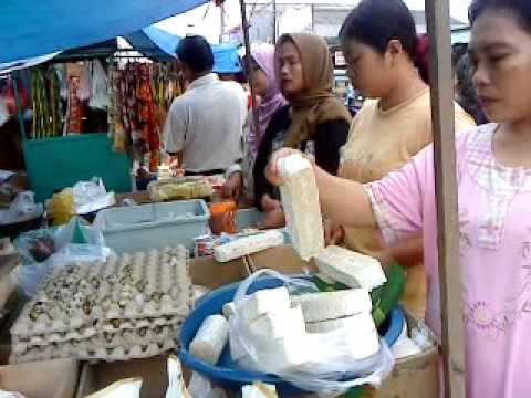 KEGIATAN JUAL BELI DI PASAR - YouTube