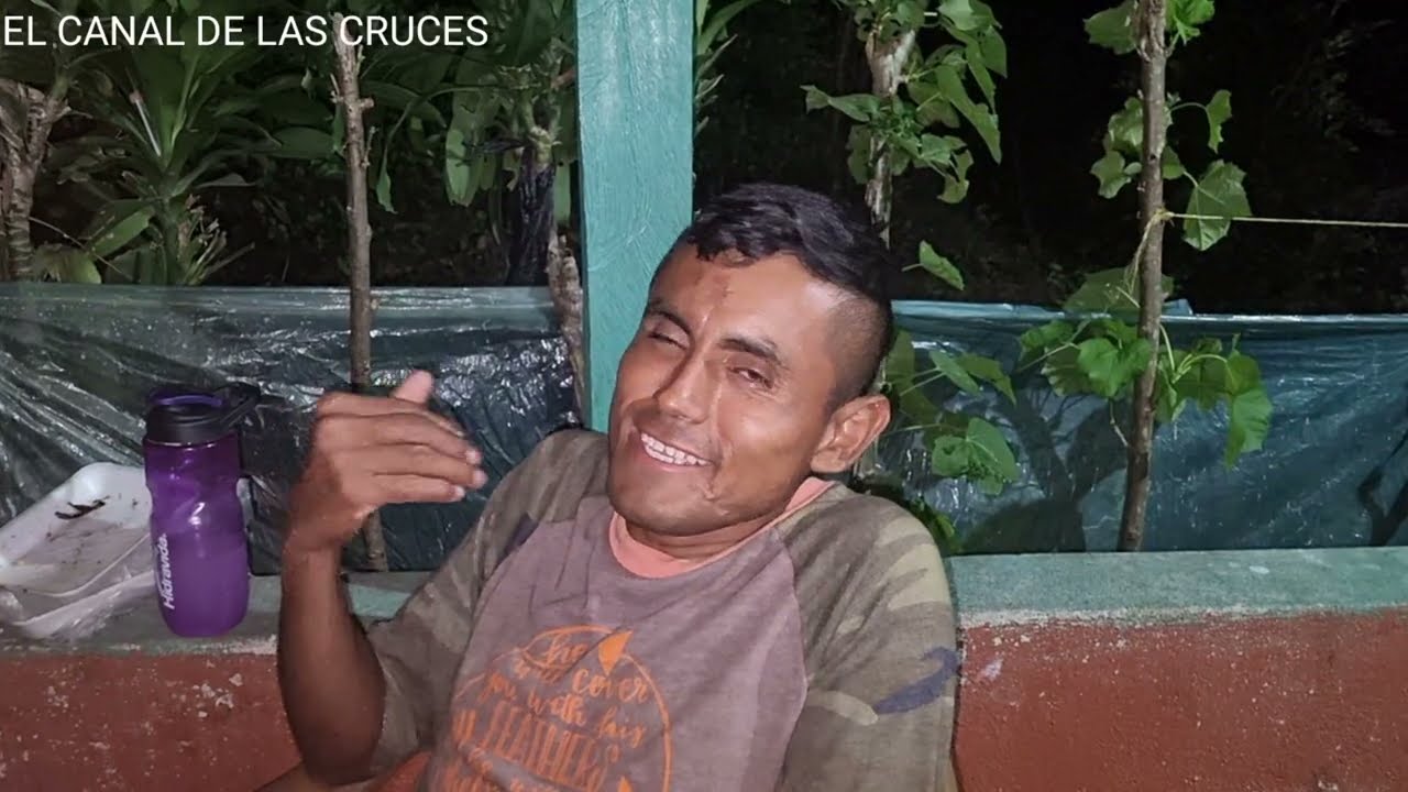 José se llevó a su mamá a su trabajo. No sabemos cuanto aguanta doña Vilma. 