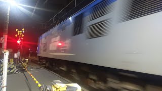 【真夜中の川崎新町を高速通過！豪快なジョイント音】JR貨物 EF210-167号機+コキ26B 吹A236仕業[1055レ] 福岡タ行 小田第三踏切通過！[2025.10.21(火)]