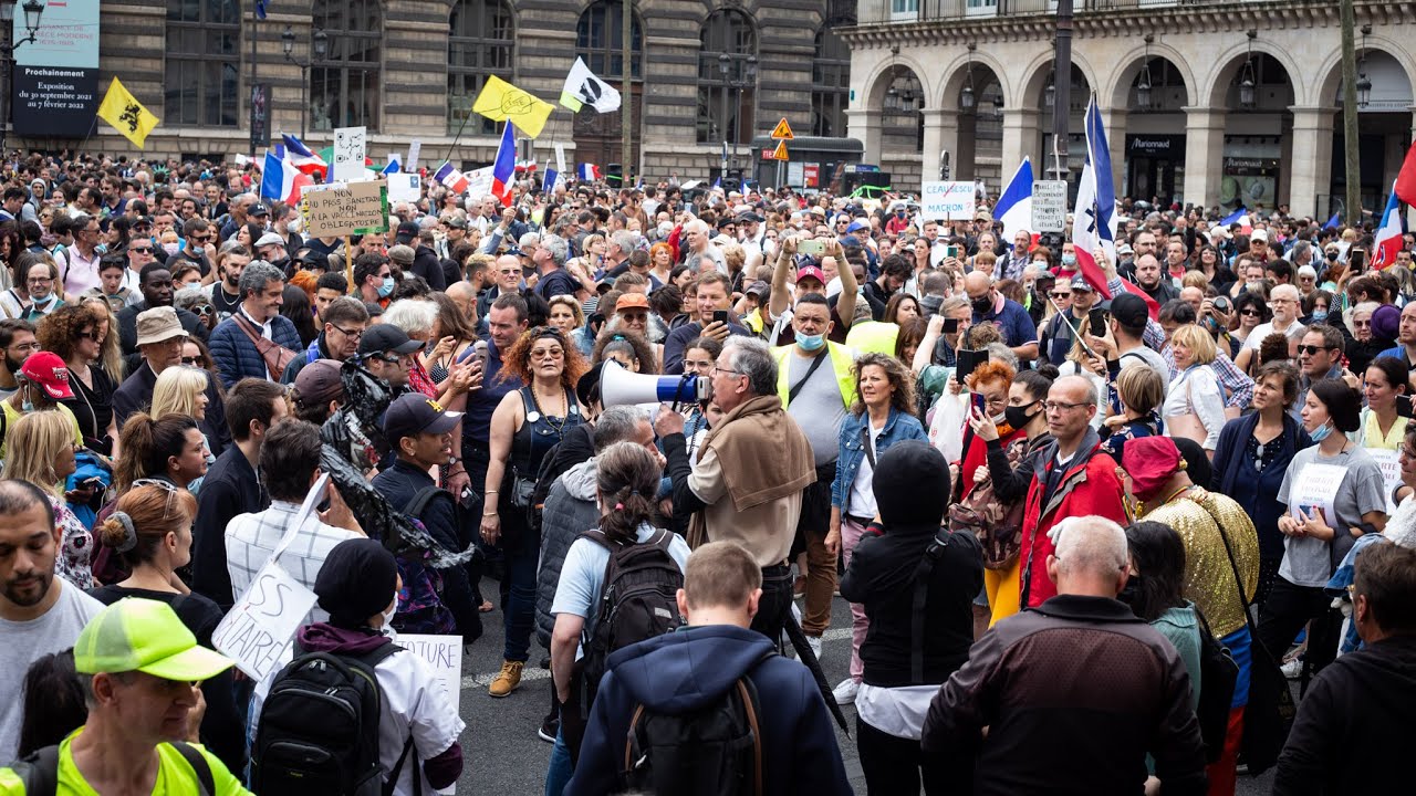 Paris : des milliers de personnes marchent contre le pass sanitaire ...
