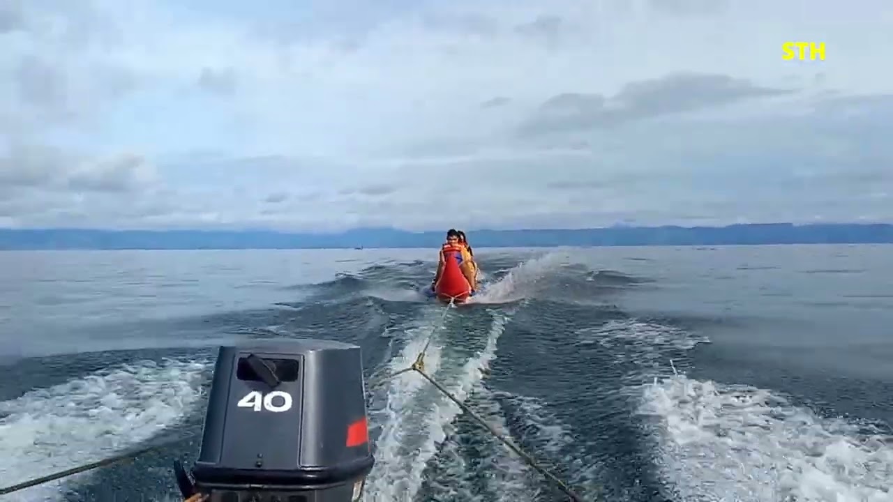 Berguling-guling Dihempaskan Banana Boat 