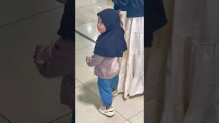 Download Lagu Anak Sholehah, selalu melihat dengan detail dan penuh penasaran #kids #girl #penasaran #viral #fyp MP3
