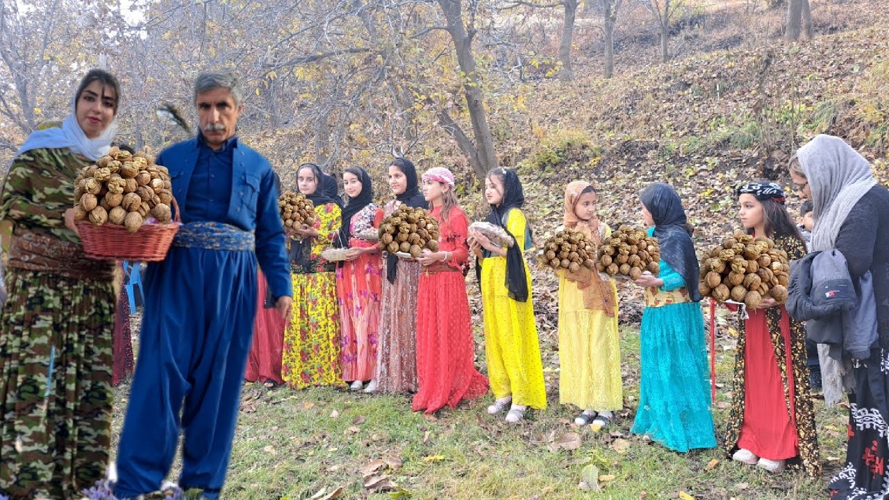 The magnificent, thousands-year-old walnut festival by rural men and women/Villagers'Walnut Festival