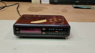 1983 Lloyd's Clock Radio Model J211 (Fixed)