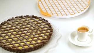 Excellent for easily and quickly cutting out a lattice pattern in dough. Comes with a removable insert for easy carrying and putting the 