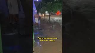Fuerte tormenta azota el municipio de Cihuatlán, Jalisco