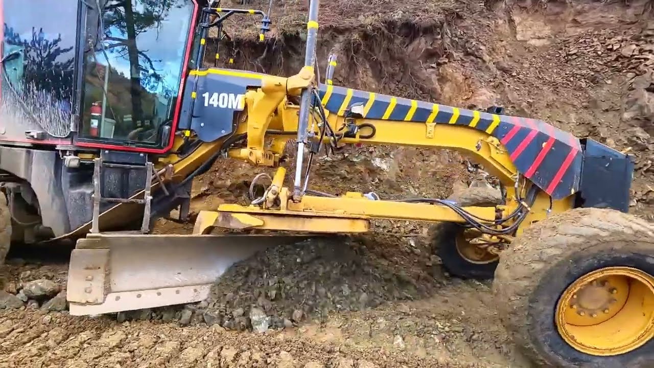!CAT 140M ROCK MONSTER! kaya canavarı grader grayder ormanda tek başına 