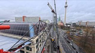Geteilte Montage eines 80 Meter langen Kranauslegers